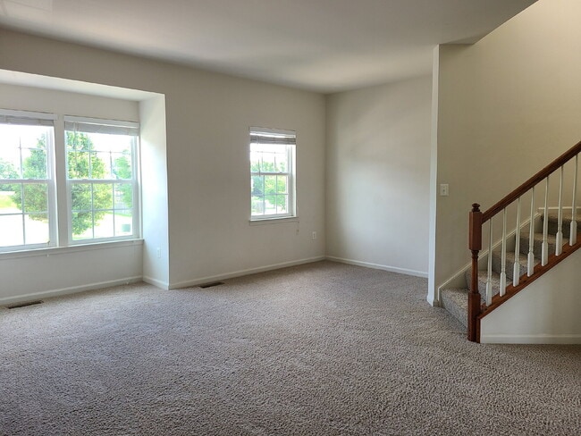 Building Photo - 3-Level TH, 3 BR, 2.5 BA, Garage