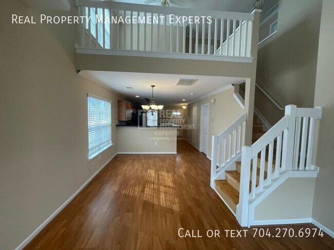 Building Photo - Gorgeous 4 BR & 3.5 BA Townhouse in Pinevi...