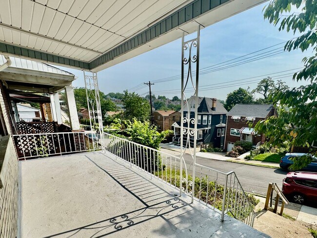 Building Photo - Newly Renovated 2 Bed, 1 Bath Home with Bo...
