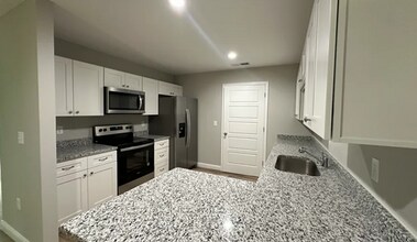 Building Photo - 907 Linden St