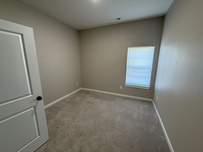 Building Photo - Spacious 5-Bedroom Walkout Basement Home i...