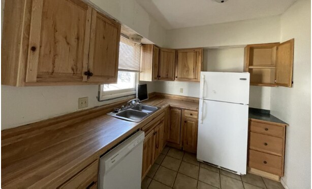 Kitchen in 551 - 551 Locust Ave