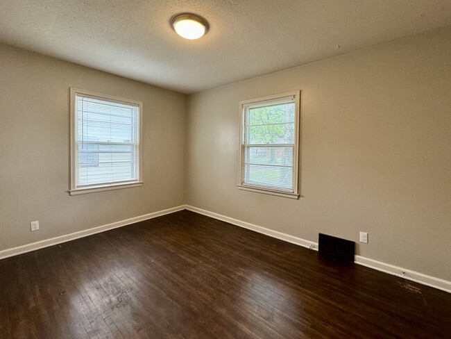Building Photo - 620 Drury Ln