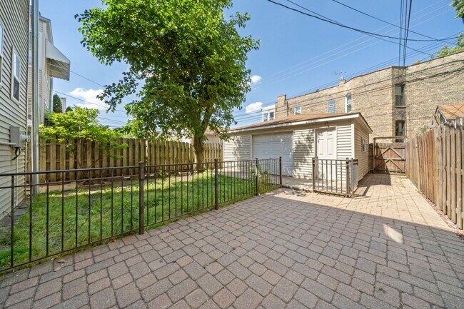 Building Photo - 4254 N Damen Ave