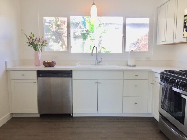 bright, new kitchen - 110 S Grand Oaks Ave (Pasadena, CA) Apartments