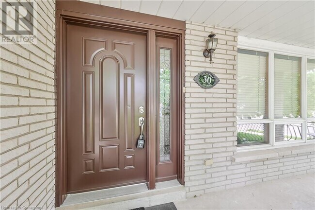 Building Photo - 30 Goldcrest Dr