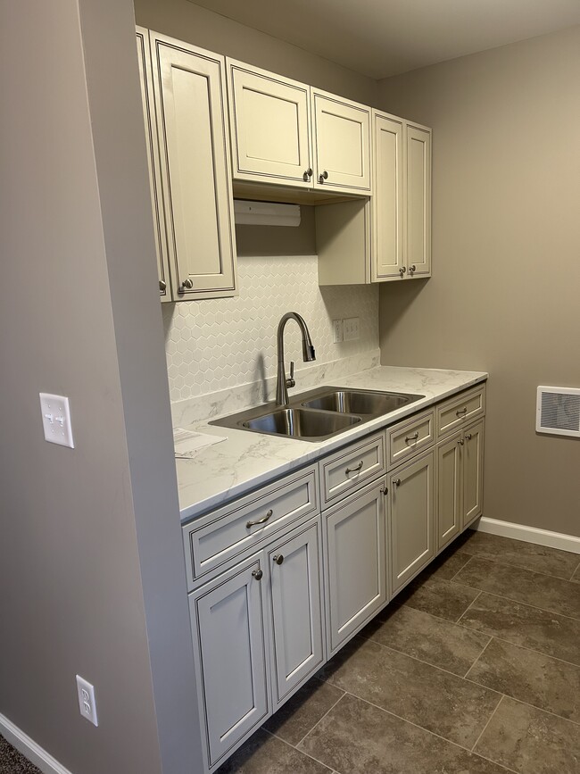 Building Photo - 5452 Dunmore Dr