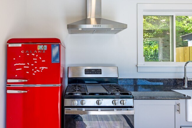 Building Photo - 5 month lease- Fully Furnished One bedroom...