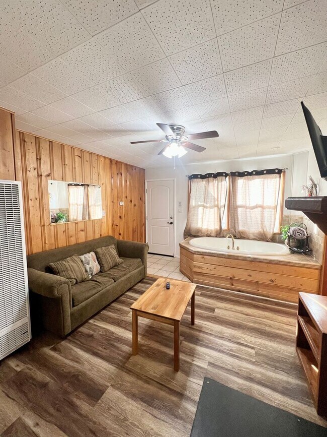 Foto del edificio - 877 Tulip Ln