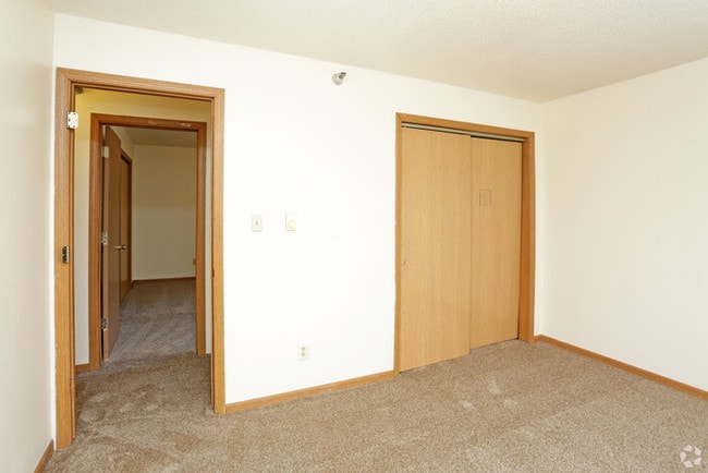 Building Photo - 3 Bedroom Apartment on First Floor!