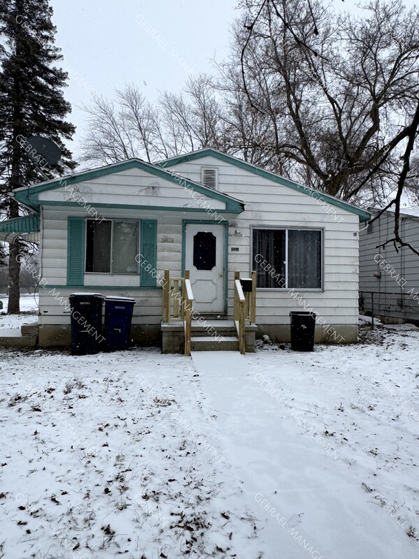 Primary Photo - 3250 Montana Ave