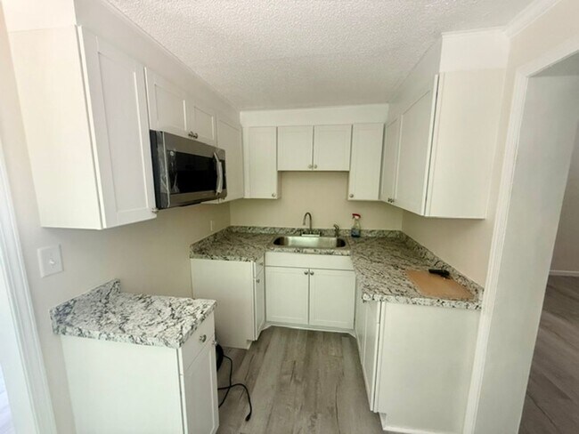 Foto del edificio - Two bedroom, 2 bath house in Burlington-Coming soon