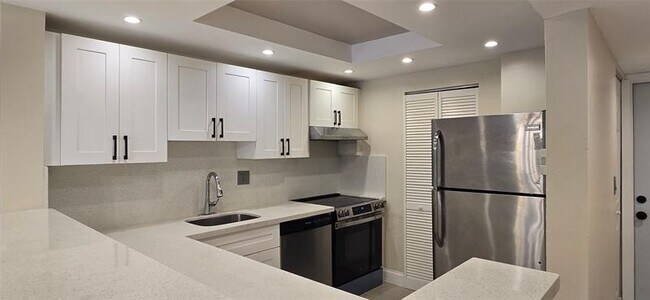 Building Photo - 8000 S Colony Cir