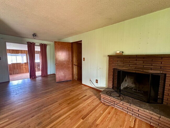 Foto del edificio - 3 bedroom, single level, 3-car garage spac...