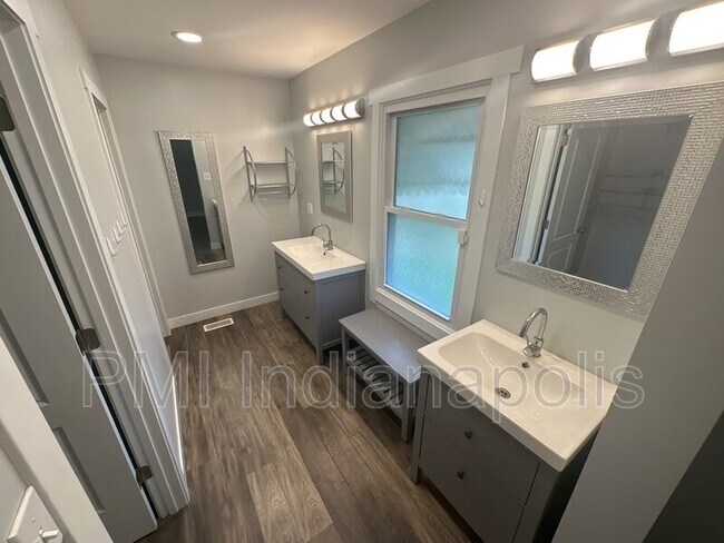 Foto del edificio - 7056 Caroline Ave
