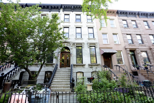 Building Photo - 369 Union St