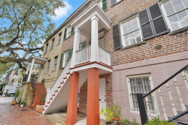 Foto del edificio - 2 BED | 2 BATH | PRIVATE DECK | HISTORIC DISTRICT | AVAILABLE MAY 2026