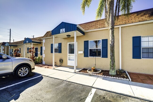Building Photo - 2 bedroom, 2 bath