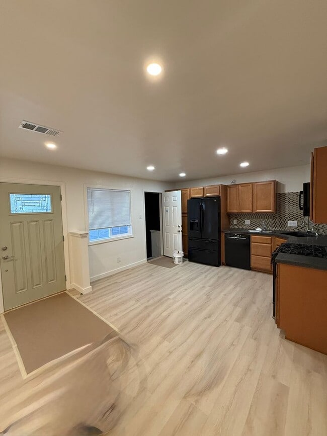 Building Photo - 770 Topaz Dr