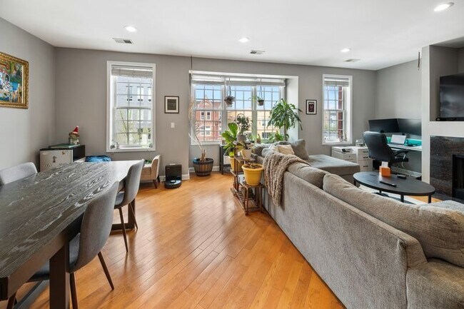 Foto del edificio - Stunning 2 Bed 2 Bath in the Ukrainian Village area