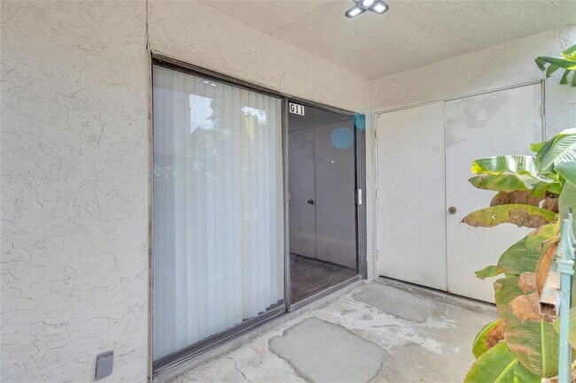 Building Photo - 2824 S Bartell Dr