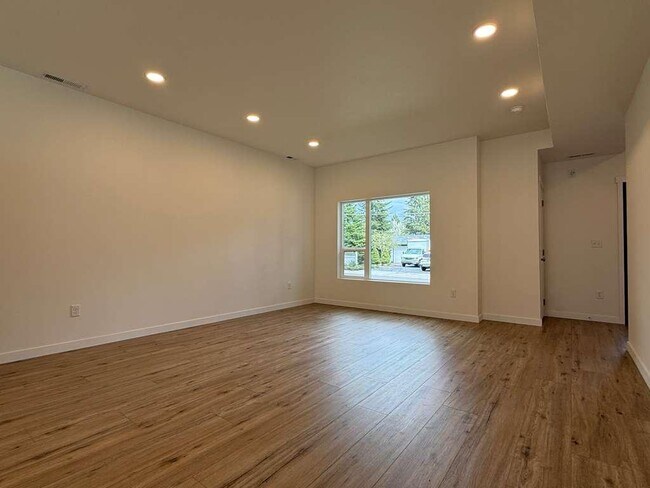 Building Photo - 3925 E 32nd Ave