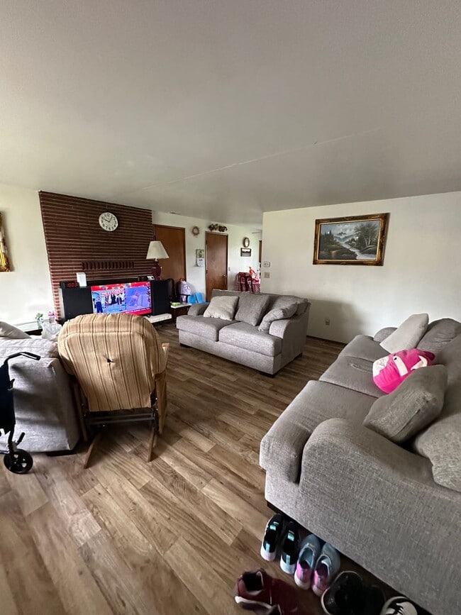 Building Photo - 3 Bedroom 1.5 Bath Duplex No Garage