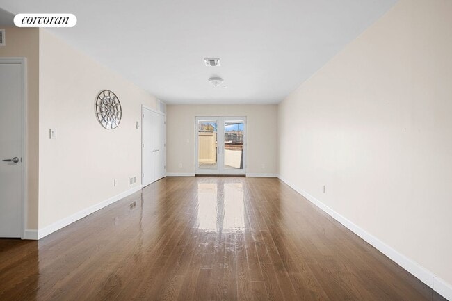 Foto del edificio - 39-30 62nd St