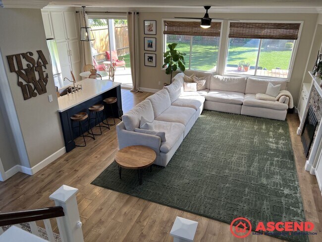 Building Photo - Darling Home in Olive Dr Area!