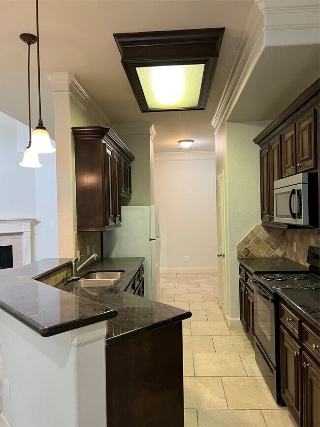 Building Photo - 2865 Westhollow Dr