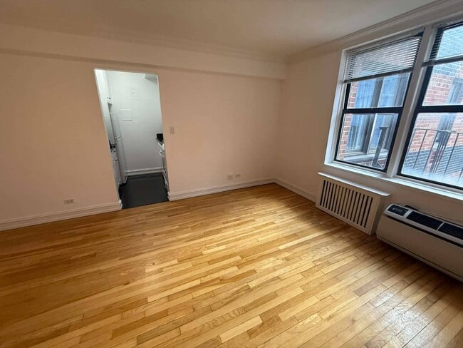 Foto del edificio - 305 W 13th St