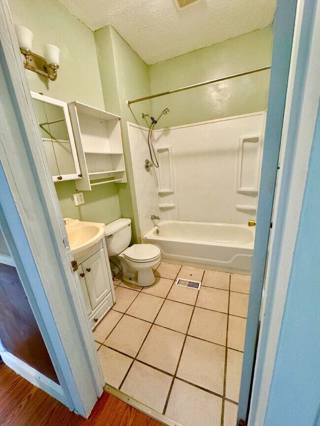 Building Photo - 2 bedroom, 1 bathroom home in Westminster