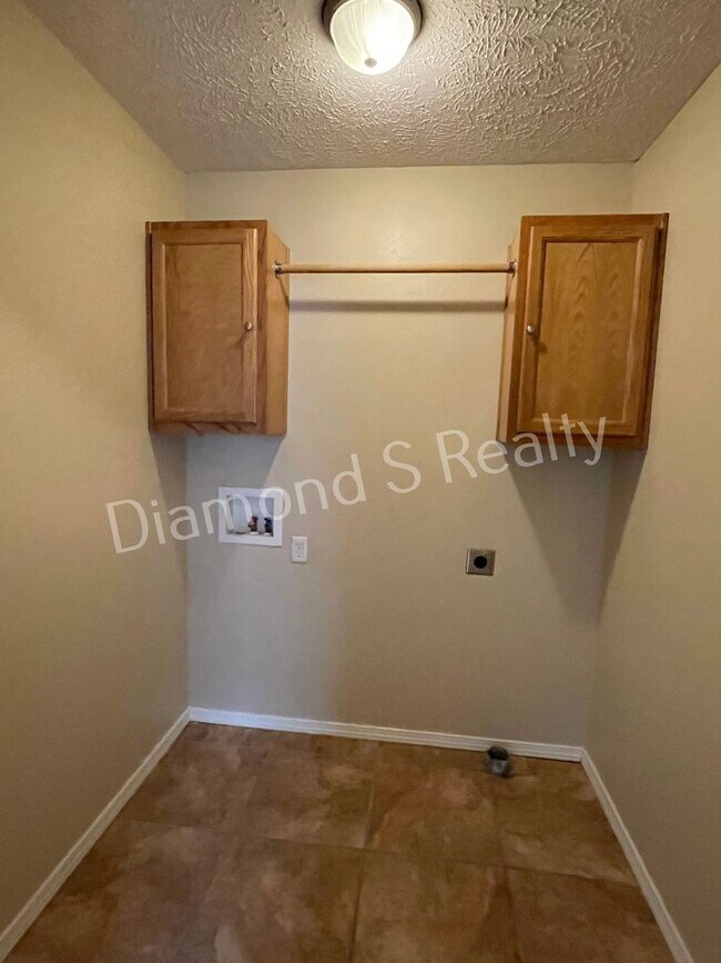 Foto del edificio - 3 Bedroom Duplex Available!