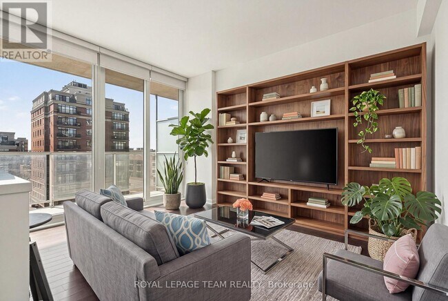 Building Photo - 300 Lisgar St