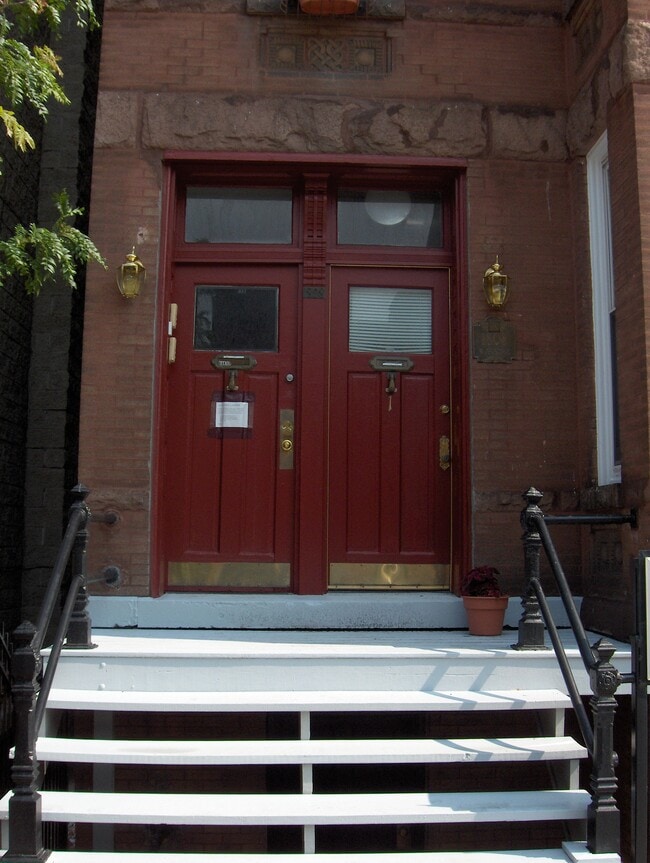 Building Photo - 1808 W Armitage Ave