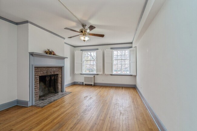 Living Room - 31 Palmer Sq W