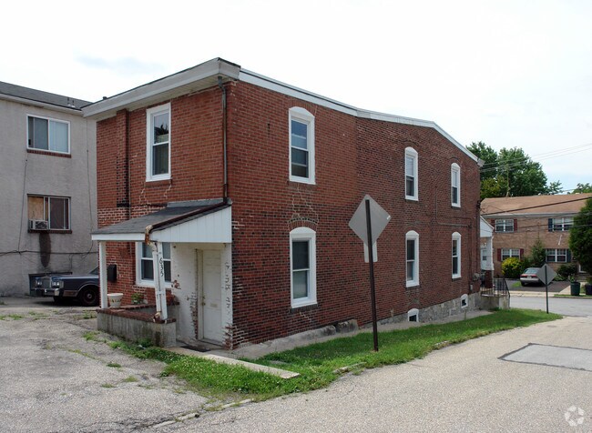Photo of 635 - 635 - 637 E Oak St