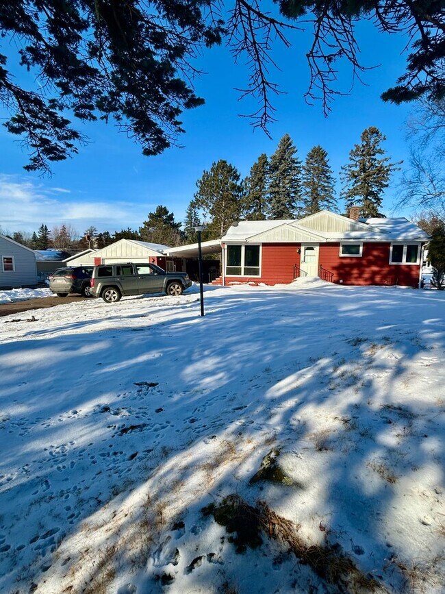 Foto del edificio - AVAILABLE JUNE - Nice 5 Bed 2 Bath Near Campus w/ OSP & Huge Yard