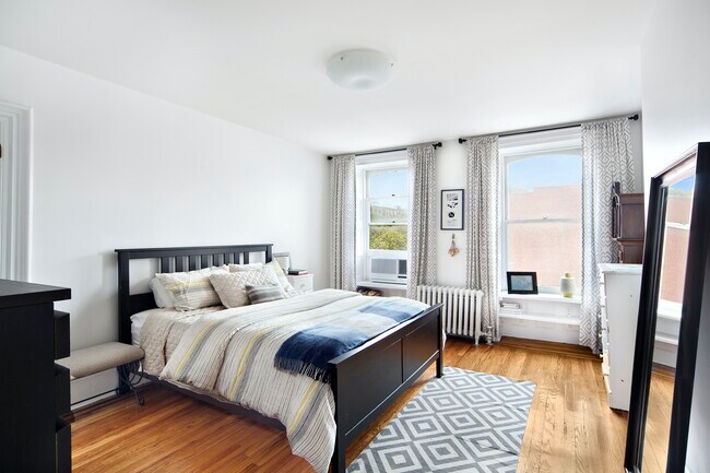 Foto del edificio - Top Floor in a Charming Brownstone