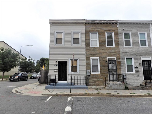 Building Photo - 653 20th St NE