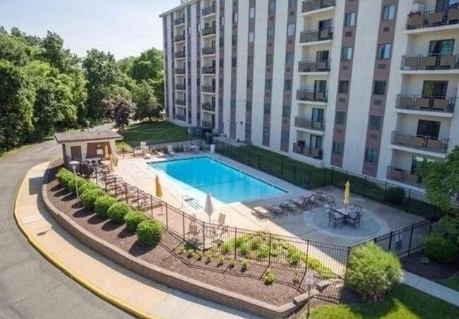 Foto del edificio - Towers of Valley Run - 1 Bedroom Condo in ...