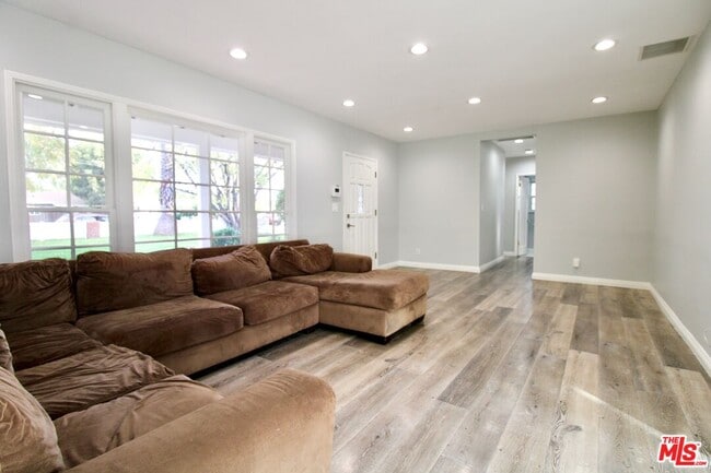 Building Photo - 8421 Darby Ave