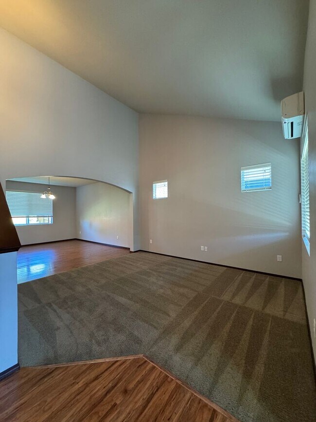 Building Photo - Spacious 5-Bedroom Home with Bonus Living ...