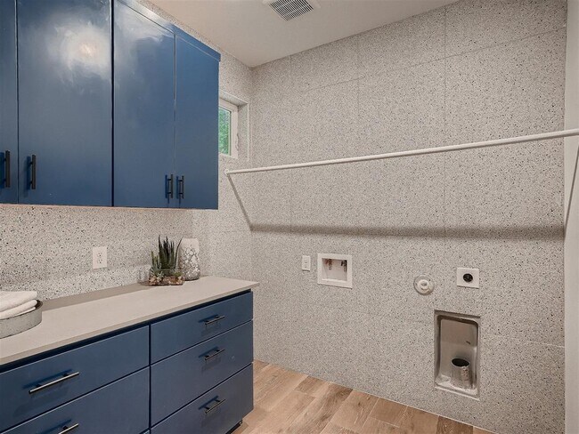 Building Photo - 3211 Dolphin Dr