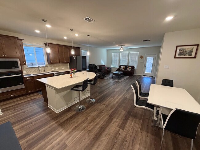 Foto del edificio - Room in House on Regatta Trl