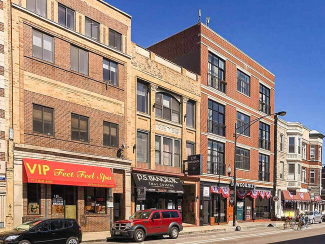 Building Photo - 3345 N Clark St