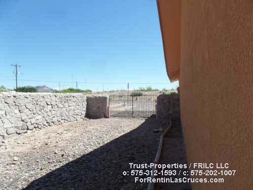 Foto del edificio - Great 3/2 in Mirasol Subdivision with huge yard