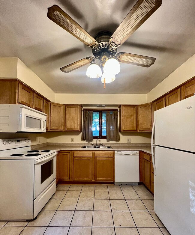Building Photo - Two Bedroom Duplex in Kalamazoo