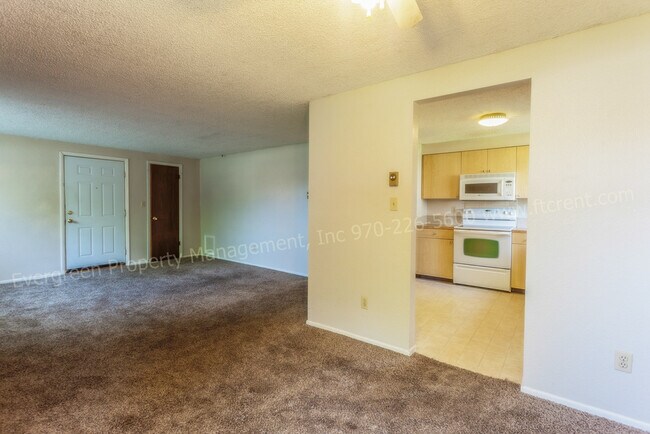 Foto del edificio - 915/917 Camelot Court