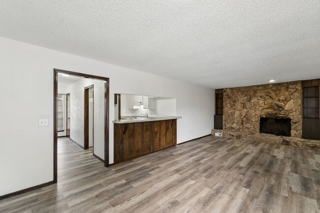 Photo - 3 Bed, 2 Bath Duplex in Midwest City, Ok 73110 Apartment